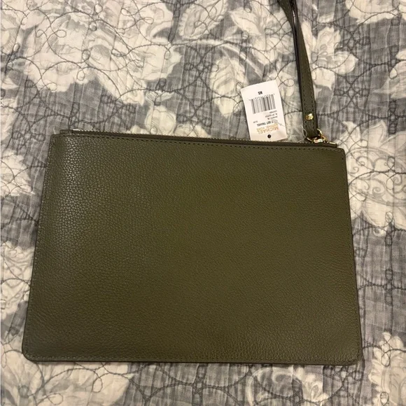 Michael Kors NWT Dark Green Leather Eyelet Wristlet - Picture 2 of 10
